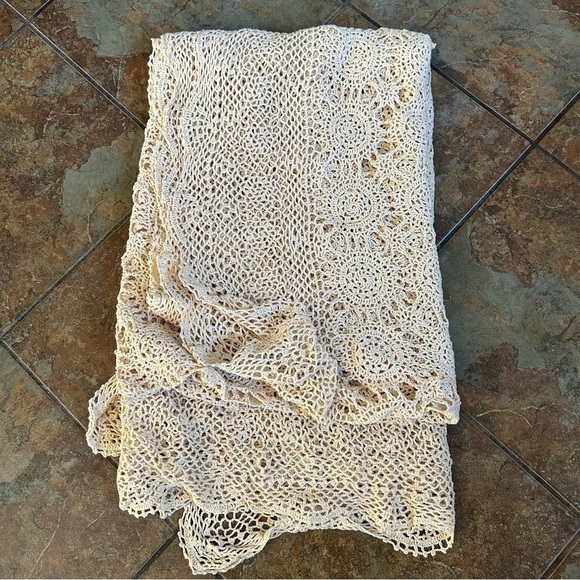 Vintage Large Hand Crocheted Lace Tablecloth Wall Hanging French Country Beige - Picture 6 of 6